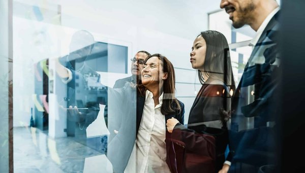 Quels sont les défis de la création d'un jeu de stratégie avec des événements historiques dynamiques?